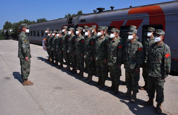 在莫斯科郊外阿拉比诺参加“坦克两项”比赛的中国人民解放军军人。 - 俄罗斯卫星通讯社