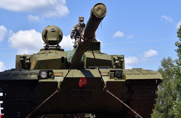 中国人民解放军军人在莫斯科郊外的阿拉比诺卸下运抵参赛“坦克两项”比赛的军事装备。 - 俄罗斯卫星通讯社