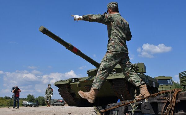 中國人民解放軍軍人在莫斯科郊外的阿拉比諾卸下運抵參賽“坦克兩項”比賽的軍事裝備。 - 俄羅斯衛星通訊社