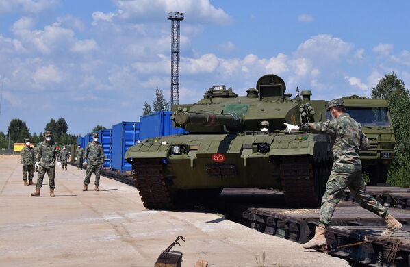 中國人民解放軍軍人在莫斯科郊外的阿拉比諾卸下運抵參賽“坦克兩項”比賽的軍事裝備。 - 俄羅斯衛星通訊社