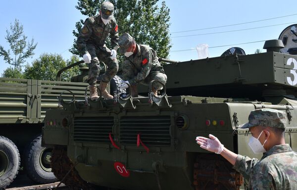 中国人民解放军军人在莫斯科郊外的阿拉比诺卸下运抵参赛“坦克两项”比赛的军事装备。 - 俄罗斯卫星通讯社