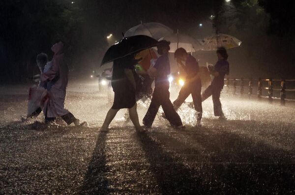 8月8日，首爾市民在強降雨天氣中出行。 - 俄羅斯衛星通訊社