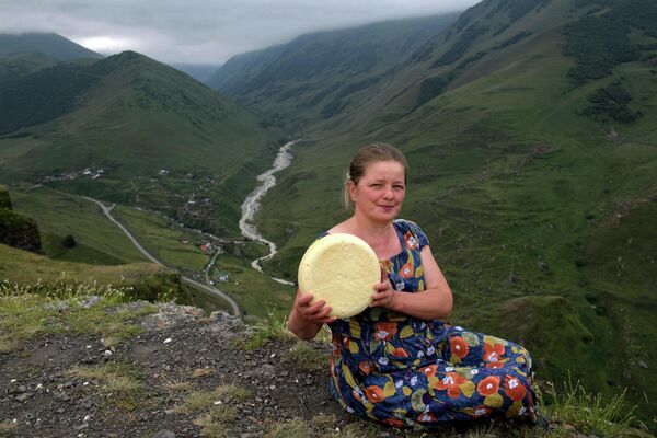 拉里莎·卡薩耶娃手捧製作完成的農家奶酪。 - 俄羅斯衛星通訊社
