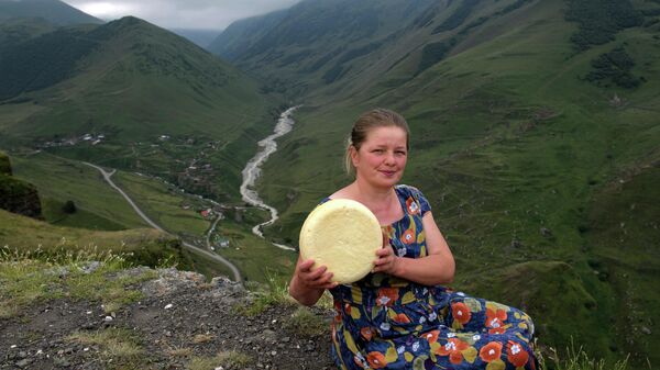 拉里莎·卡萨耶娃手捧制作完成的农家奶酪 - 永利官网卫星通讯社