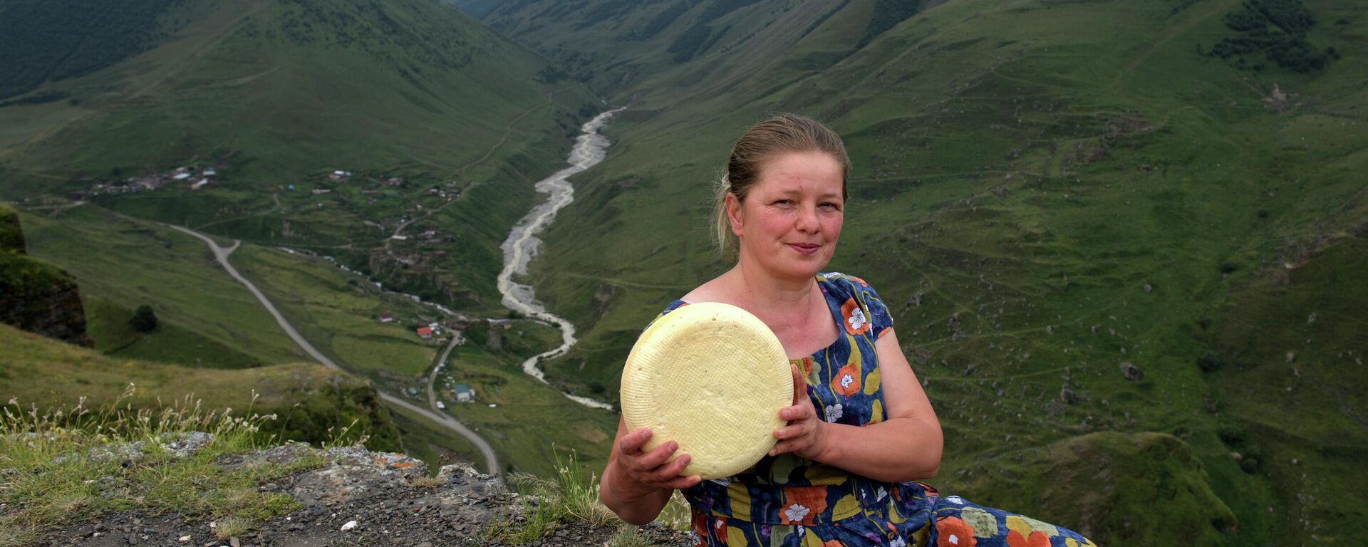拉里莎·卡薩耶娃手捧製作完成的農家奶酪 - 俄羅斯衛星通訊社, 1920, 09.08.2022