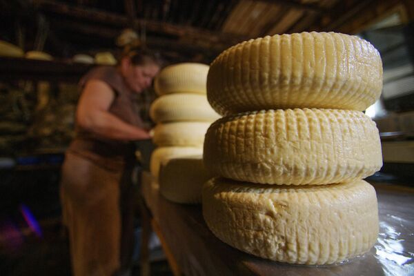 拉里莎·卡萨耶娃制作奥塞梯特鲁索夫山谷传统配方乳酪。 - 俄罗斯卫星通讯社