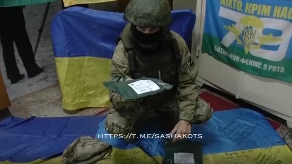 俄軍傘兵展示烏軍撤退後遺留的物品 - 俄羅斯衛星通訊社