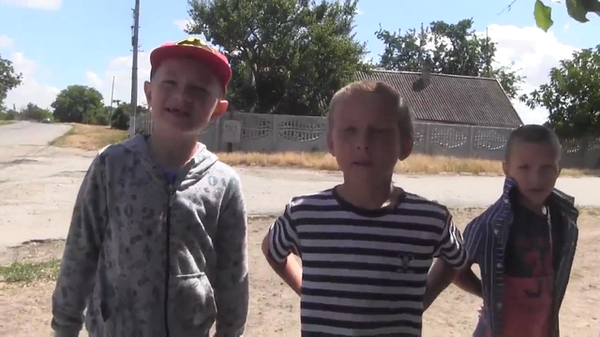 赫尔松儿童喜获俄军赠送的玩具 - 俄罗斯卫星通讯社