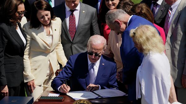 美国总统拜登签署了《芯片法案》（CHIPS ACT），使其正式成为法律。 - 俄罗斯卫星通讯社