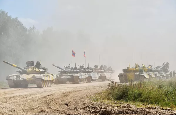 在莫斯科州阿拉比诺军事训练场准备进行试射的坦克纵队。 - 俄罗斯卫星通讯社