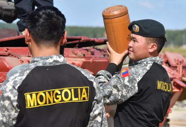 蒙古国的参赛军人在莫斯科州阿拉比诺军事训练场试射T-72B3坦克。 - 俄罗斯卫星通讯社