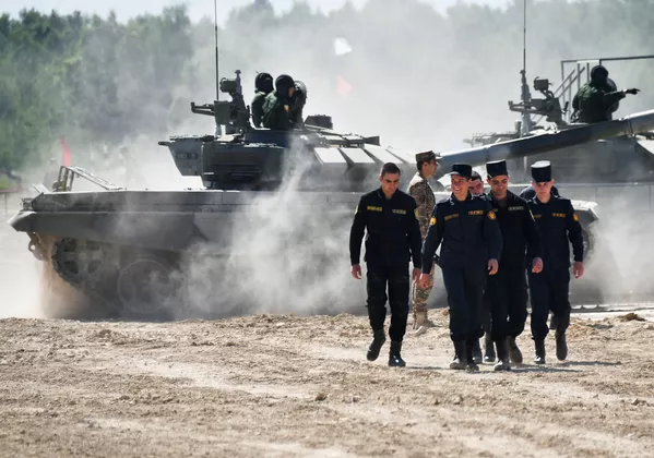 亚美尼亚的参赛军人在莫斯科州阿拉比诺军事训练场试射T-72B3坦克。 - 俄罗斯卫星通讯社