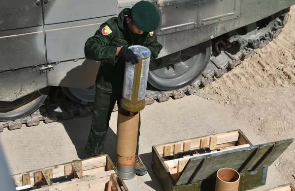 缅甸的参赛军人在莫斯科州阿拉比诺军事训练场试射T-72B3坦克。 - 俄罗斯卫星通讯社