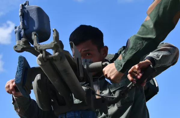 老挝的参赛军人在莫斯科州阿拉比诺军事训练场试射T-72B3坦克。 - 俄罗斯卫星通讯社
