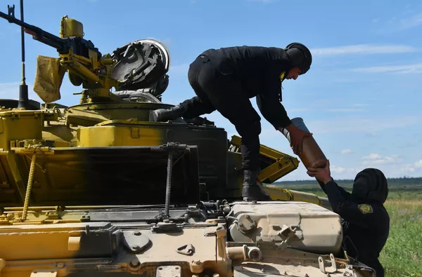 亚美尼亚的参赛军人在莫斯科州阿拉比诺军事训练场试射T-72B3坦克。 - 俄罗斯卫星通讯社