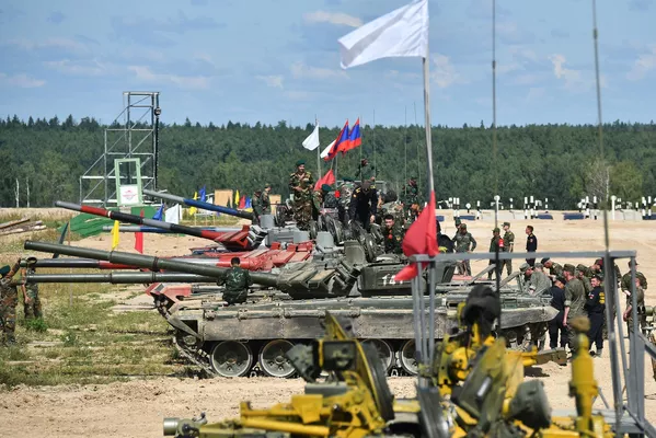 在莫斯科州阿拉比诺军事训练场试射T-72B3坦克的参赛队员们。 - 俄罗斯卫星通讯社