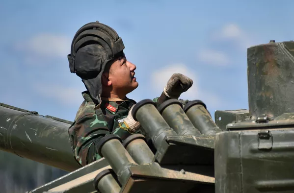 越南的参赛军人在莫斯科州阿拉比诺军事训练场试射T-72B3坦克。 - 俄罗斯卫星通讯社