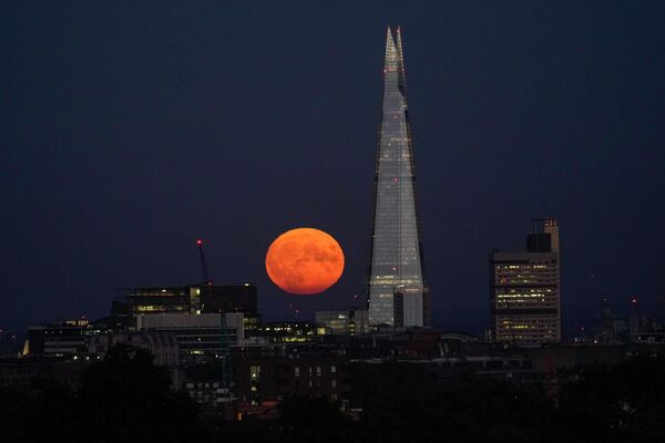 伦敦的超级月亮。 - 俄罗斯卫星通讯社