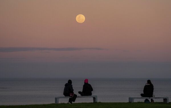 烏拉圭，人們在蒙得維的亞觀看滿月。 - 俄羅斯衛星通訊社