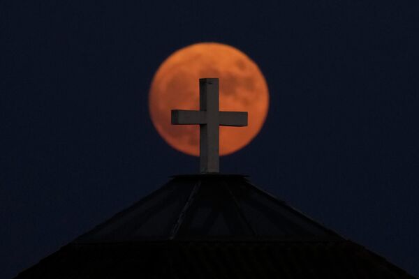 塞浦路斯，安托波利斯圣马龙教堂穹顶上十字架背景下的超级月亮。 - 俄罗斯卫星通讯社