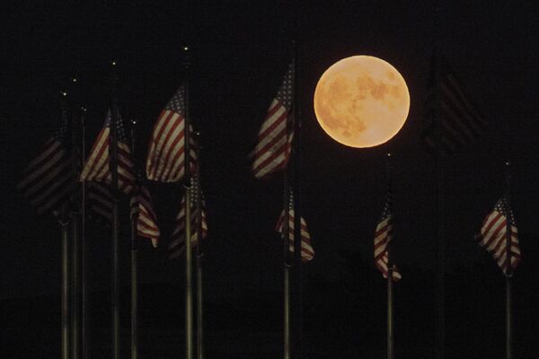 華盛頓美國國旗背景下的超級月亮。 - 俄羅斯衛星通訊社
