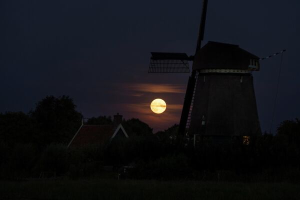 荷蘭奧斯特贊風車上的超級月亮。 - 俄羅斯衛星通訊社
