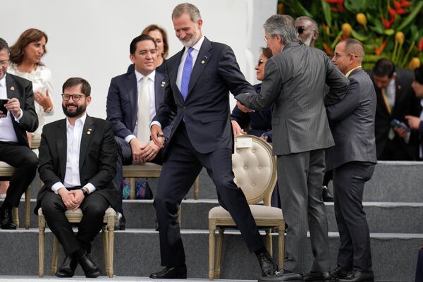 2022年8月7日星期日，哥伦比亚当选总统佩特罗在首都波哥大玻利瓦尔广场宣誓就职。厄瓜多尔总统拉索（右）、西班牙国王费利佩六世和智利总统加博里克（左）出席佩特罗总统宣誓就职仪式。 - 俄罗斯卫星通讯社