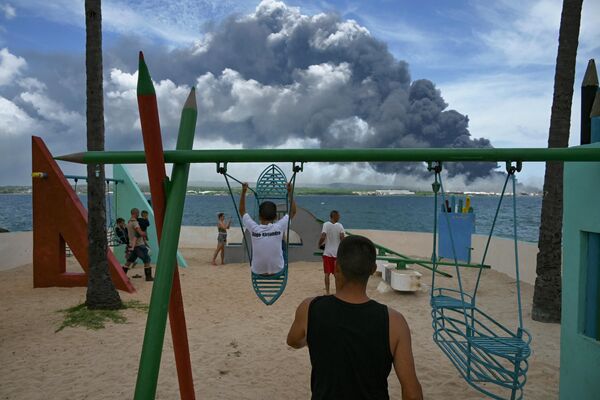 古巴馬坦薩斯一個公園的倉庫發生大火冒出黑煙。 - 俄羅斯衛星通訊社