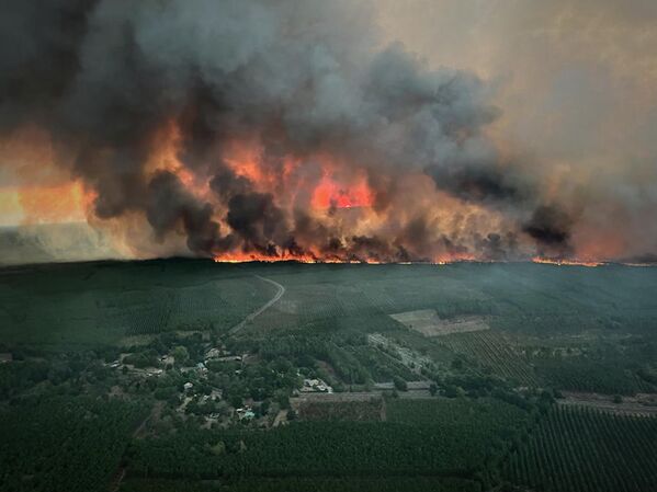 鳥瞰法國西南部聖馬格納附近的森林大火。 - 俄羅斯衛星通訊社