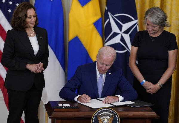 拜登签署瑞典和芬兰加入北约的议定书。 - 俄罗斯卫星通讯社