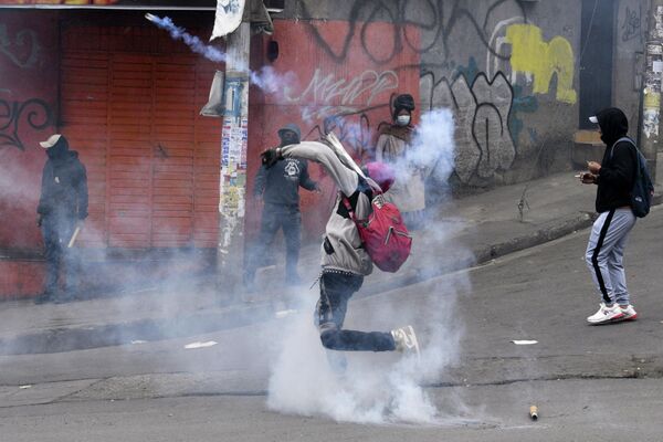 玻利維亞拉巴斯，男子與警察發生衝突時投擲催淚瓦斯。 - 俄羅斯衛星通訊社
