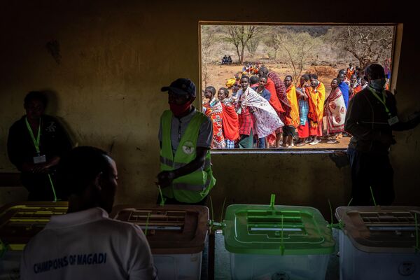 在肯尼亚卡贾多区Niserian小学投票站排队投票的马赛人。 - 俄罗斯卫星通讯社