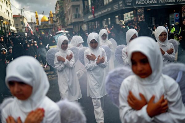 什葉派穆斯林參加在伊斯坦布爾舉行的阿舒拉節活動，悼念公元680年遇難的先知穆罕默德的外孫侯賽因。 - 俄羅斯衛星通訊社