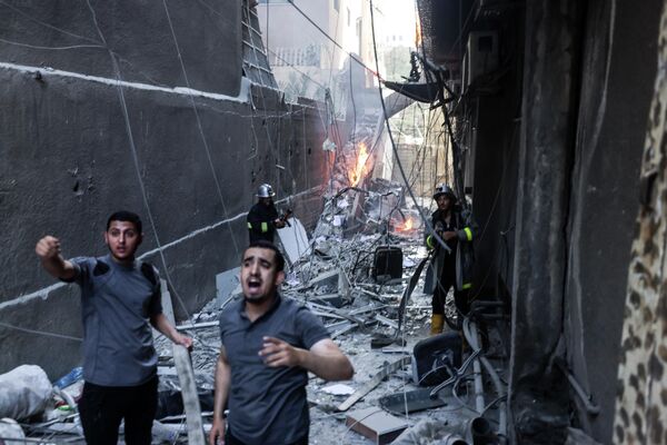 救援人员和消防员扑灭以色列空袭加沙城造成的大火。 - 俄罗斯卫星通讯社