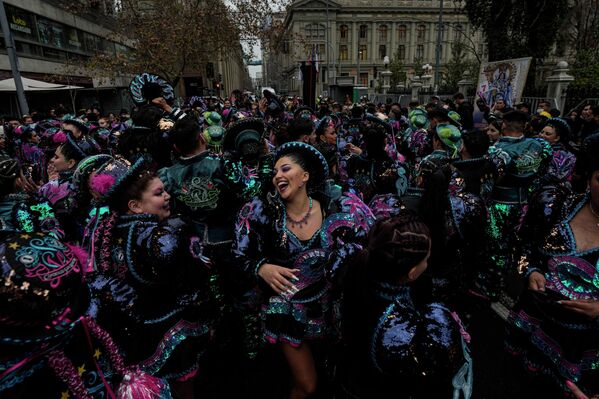 智利圣地亚哥市中心，舞者们在玻利维亚独立日庆典中表演。 - 俄罗斯卫星通讯社