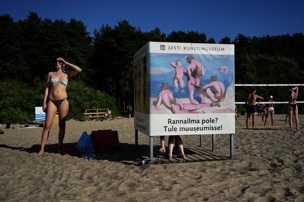 爱沙尼亚塔林，一名妇女站在皮里塔海滩的更衣室旁。 - 俄罗斯卫星通讯社