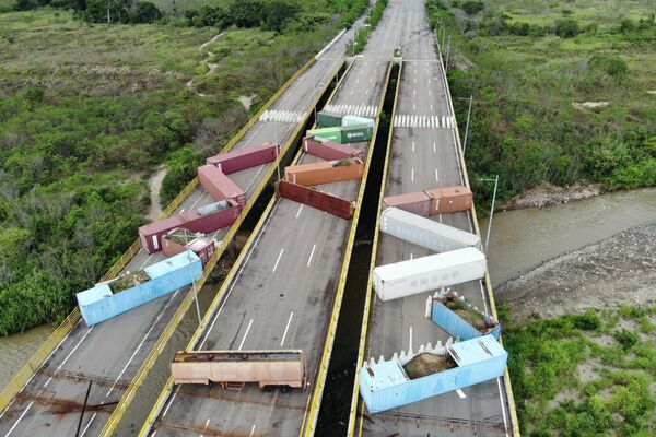 鳥瞰哥倫比亞-委內瑞拉邊境封鎖 Tienditas 國際大橋的集裝箱。 - 俄羅斯衛星通訊社