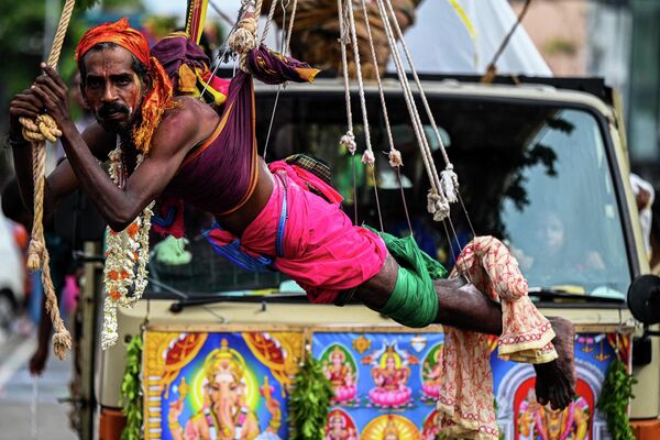 一個懸掛在鈎子上的泰米爾-印度教徒，參加在科倫坡舉行的印度教節日Vel。 - 俄羅斯衛星通訊社