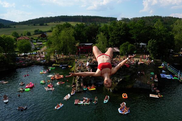 在捷克共和國舉行的一次高空跳水比賽中，一名潛水員跳入水中。 - 俄羅斯衛星通訊社