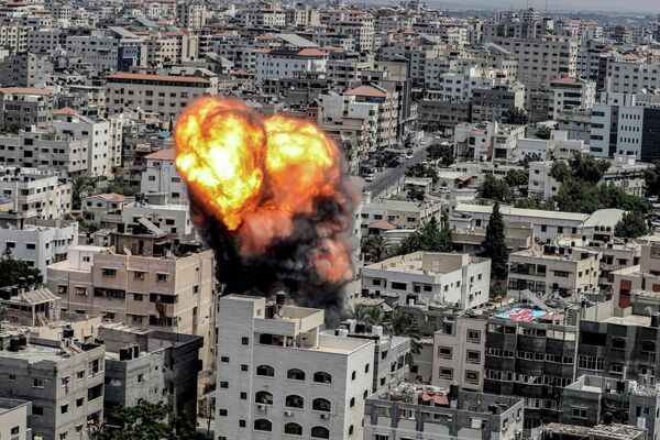 加沙城一栋建筑物因以色列空袭发生爆炸。 - 俄罗斯卫星通讯社
