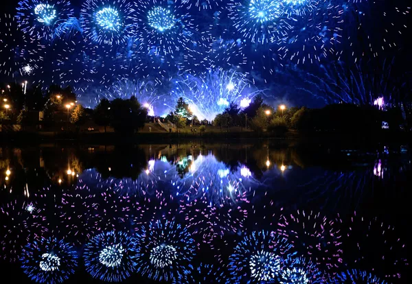 莫斯科布拉捷夫瀑布公園,Rostec 國際煙花節上燃放的煙花。 莫斯科布拉捷夫瀑布公園,Rostec 國際煙花節上燃放的煙花。 - 俄羅斯衛星通訊社