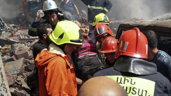 在埃里温购物中心爆炸现场的救援工作 - 俄罗斯卫星通讯社