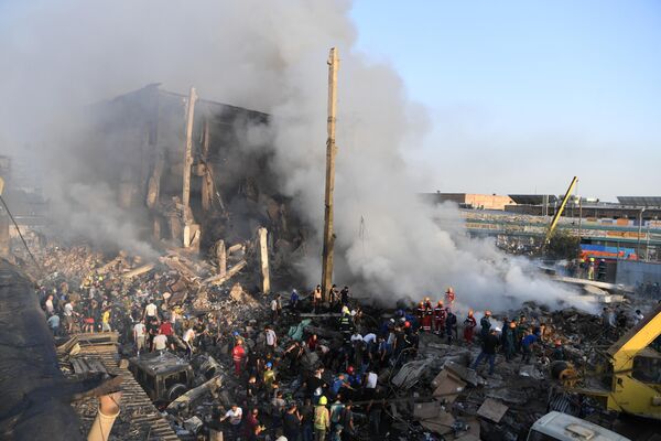 当地居民、消防员和紧急情况部的工作人员在埃里温的“Surmalu”购物中心外清理爆炸现场的遗骸。 - 俄罗斯卫星通讯社