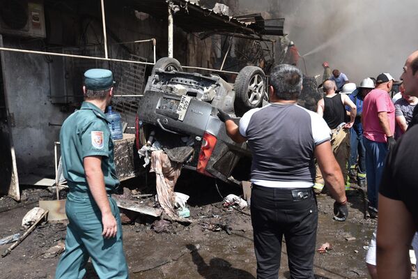 埃里温“Surmalu”购物中心爆炸现场外的残骸和一辆翻倒的汽车。 - 俄罗斯卫星通讯社