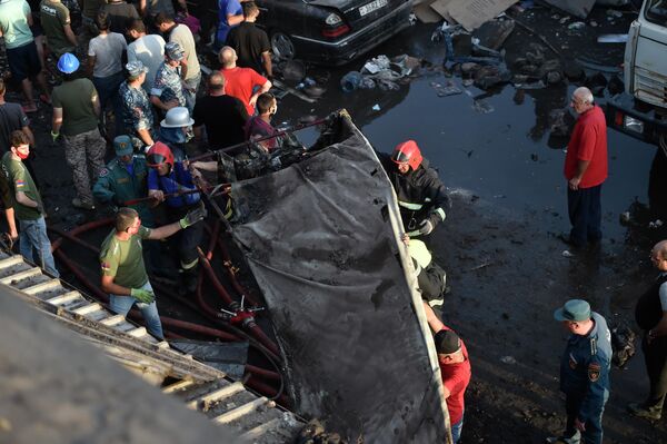 当地居民、消防员和紧急情况部的工作人员在清理埃里温“Surmalu”购物中心外爆炸现场的残骸。 - 俄罗斯卫星通讯社