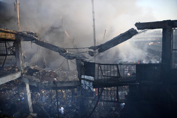 当地居民、消防员和紧急情况部的工作人员在清理埃里温“Surmalu”购物中心外爆炸现场的残骸。 - 俄罗斯卫星通讯社