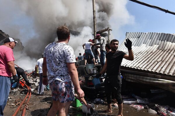 当地居民在埃里温的苏尔马鲁购物中心外清除爆炸现场的障碍物。 - 俄罗斯卫星通讯社