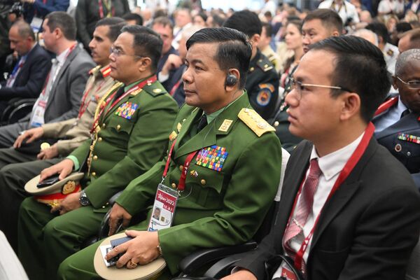 缅甸代表出席在莫斯科“爱国者”会议展览中心举行的“军队-2022”国际军事技术论坛全体会议。 - 俄罗斯卫星通讯社