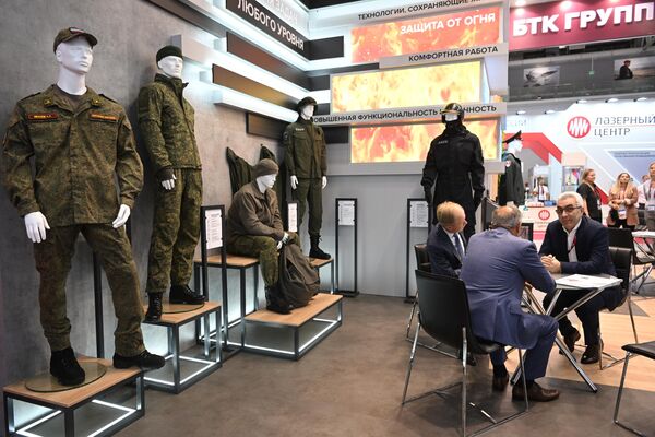 莫斯科“愛國者”會議展覽中心裡的“BTK集團”制服製造公司展台。 - 俄羅斯衛星通訊社