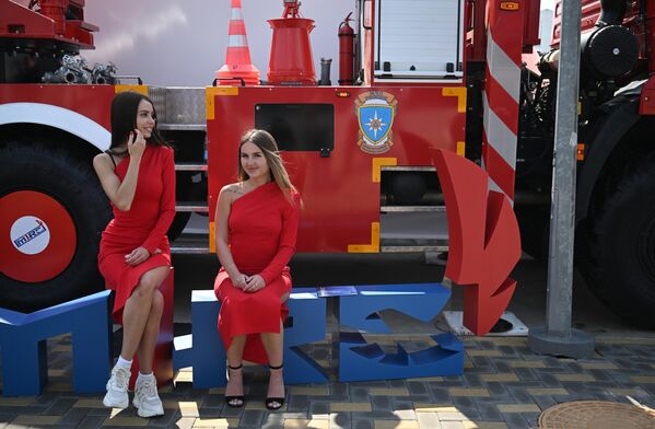 在莫斯科“愛國者”會議展覽中心緊急情況部展台參觀的姑娘們 - 俄羅斯衛星通訊社